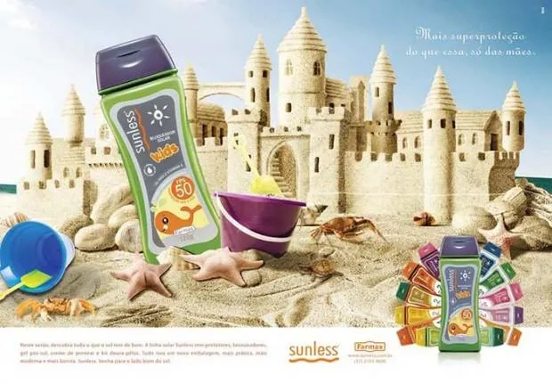 Anúncio Sunless com castelo de areia na praia, baldinho e frascos de protetor solar infantil