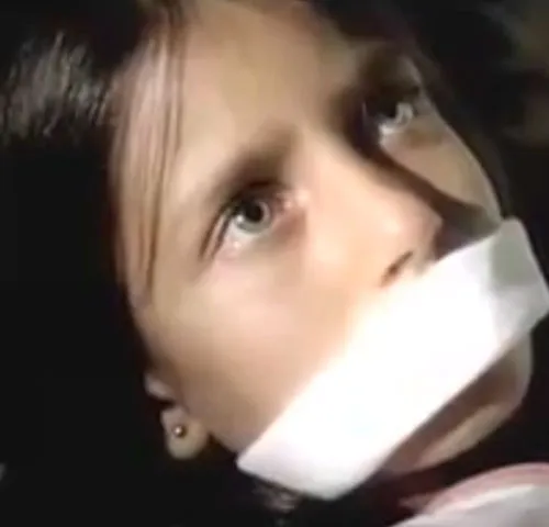 Mulher com a boca tapada por uma fita branca, cena do filme Mordaça