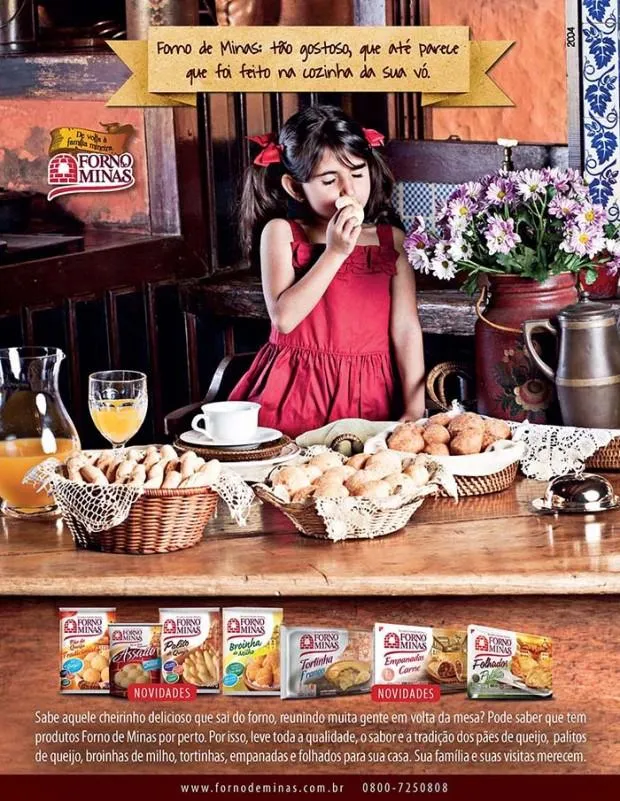 Anúncio Forno de Minas com menina de vestido vermelho comendo pão de queijo em uma mesa de café