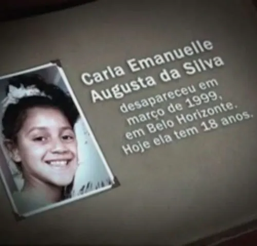 Foto de uma menina desaparecida com texto sobre o desaparecimento, cena do filme Volta